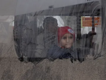 Los habitantes de Jerson huyen ante los bombardeos que han causado decenas de muertos Los habitantes de Jerson huyen ante los bombardeos que han causado decenas de muertos