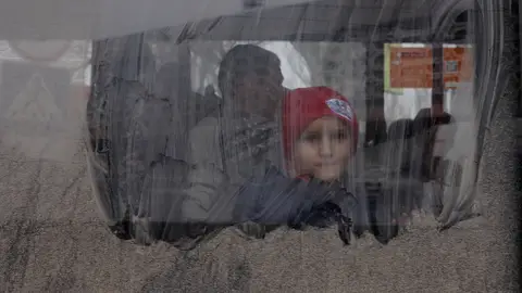 Los habitantes de Jerson huyen ante los bombardeos que han causado decenas de muertos Los habitantes de Jerson huyen ante los bombardeos que han causado decenas de muertos