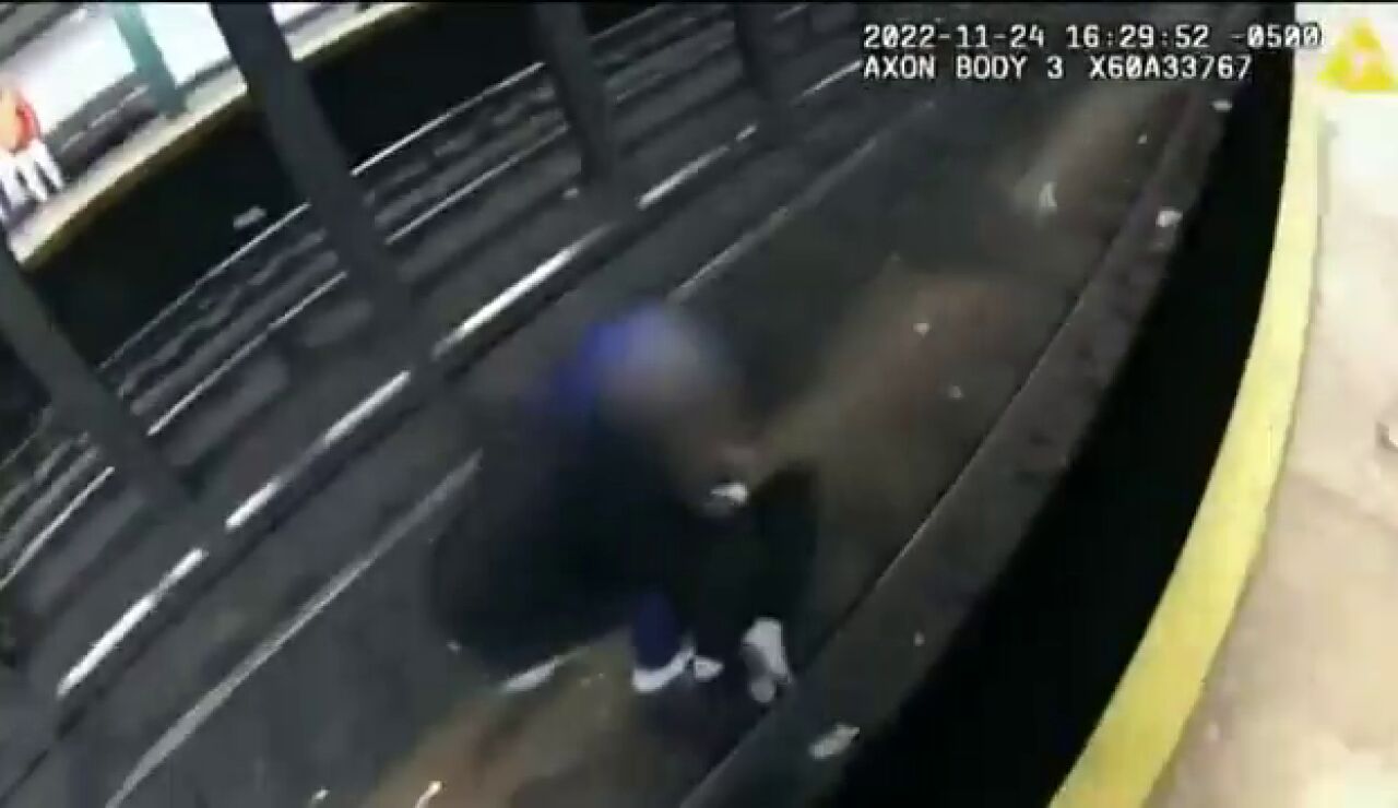 Dos policías rescatan a un hombre tras caer a las vías del metro