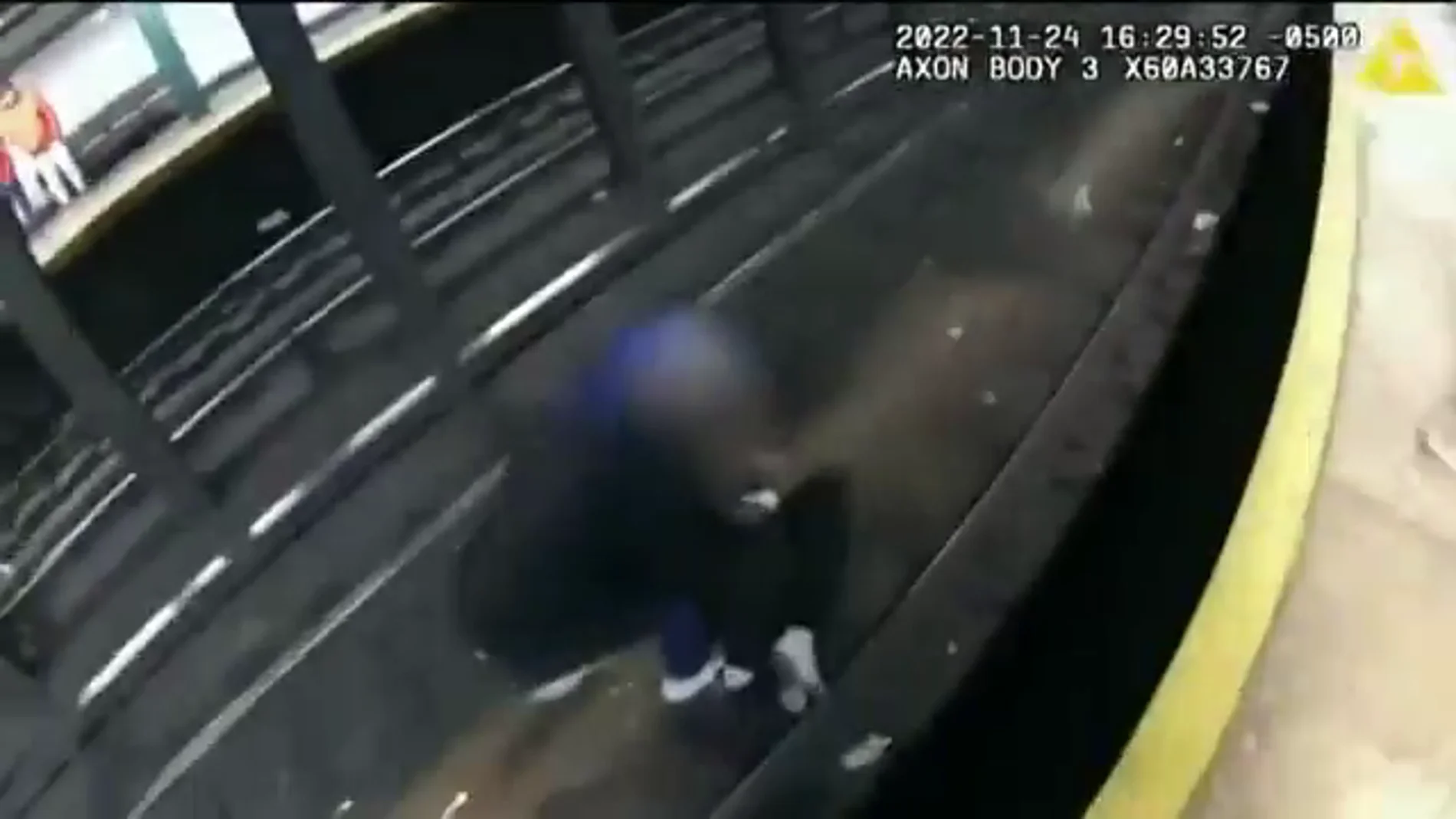 Dos policías rescatan a un hombre tras caer a las vías del metro