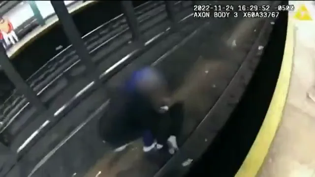 Dos policías rescatan a un hombre tras caer a las vías del metro Dos policías rescatan a un hombre tras caer a las vías del metro