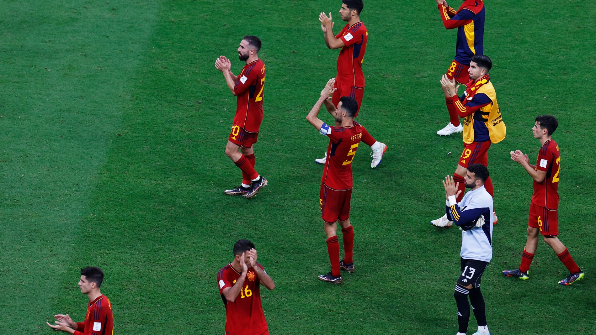 Los jugadores de España agradecen a los aficionados su apoyo durante el partido ante Alemania