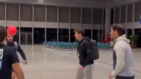 Nadal y Ruud jugando al fútbol en pleno aeropuerto de Belo Horizonte Nadal y Ruud jugando al fútbol en pleno aeropuerto de Belo Horizonte