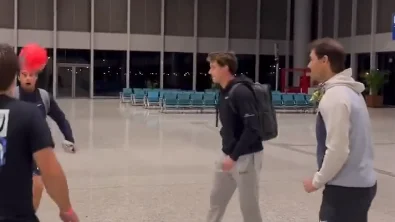 Nadal y Ruud jugando al fútbol en pleno aeropuerto de Belo Horizonte Nadal y Ruud jugando al fútbol en pleno aeropuerto de Belo Horizonte