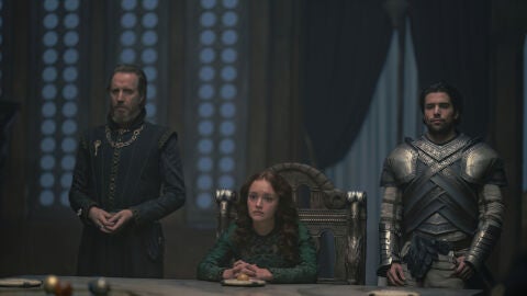 Rhys Ifans, Olivia Cooke y Fabien Frankel como Otto, Alicent y Criston Cole en 'La Casa del Dragón'