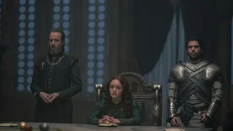 Rhys Ifans, Olivia Cooke y Fabien Frankel como Otto, Alicent y Criston Cole en 'La Casa del Dragón' Rhys Ifans, Olivia Cooke y Fabien Frankel como Otto, Alicent y Criston Cole en 'La Casa del Dragón'