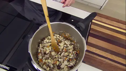 Añade las lentejas y cubre con abundante agua Añade las lentejas y cubre con abundante agua