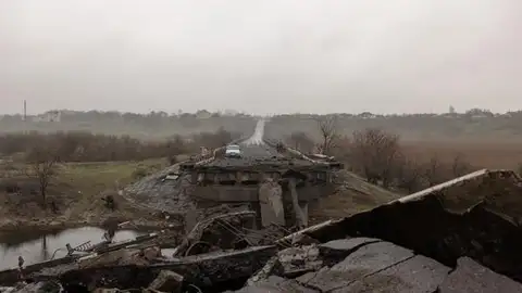 Puente destruido cerca de Jersón este domingo Puente destruido cerca de Jersón este domingo