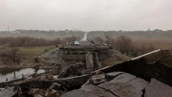 Puente destruido cerca de Jersón este domingo Puente destruido cerca de Jersón este domingo