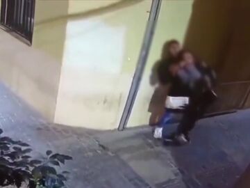 El vídeo del 'mataleón' a una turista en Málaga para robarle 