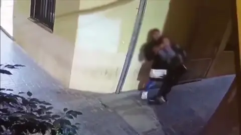 El vídeo del 'mataleón' a una turista en Málaga para robarle El vídeo del 'mataleón' a una turista en Málaga para robarle