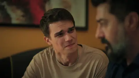 Kaan le recrimina a Akif que no le trate como a un hijo: “¿Por qué no intentas quererme, aunque sea solo un poco?” Kaan le recrimina a Akif que no le trate como a un hijo: “¿Por qué no intentas quererme, aunque sea solo un poco?”