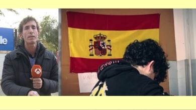 La profesora que se negó a dar clase con la bandera de España y los alumnos expulsados denuncian amenazas de muerte