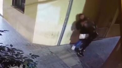 El vídeo del asalto a una turista a la que dejan inconsciente en Málaga con la técnica del 'mataleón'
