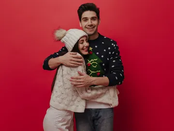 Una pareja con jersey navideño Una pareja con jersey navideño