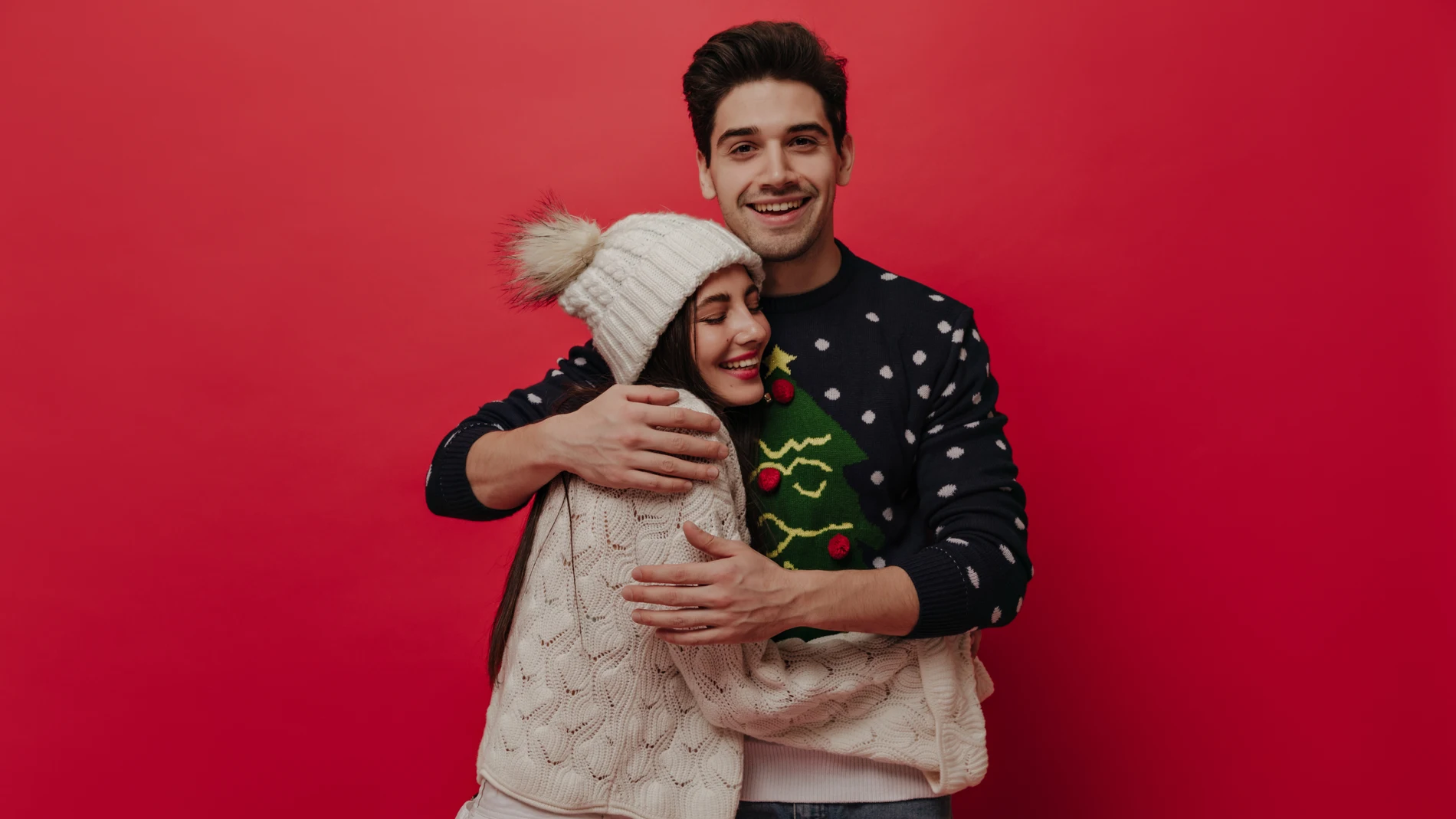 Una pareja con jersey navideño