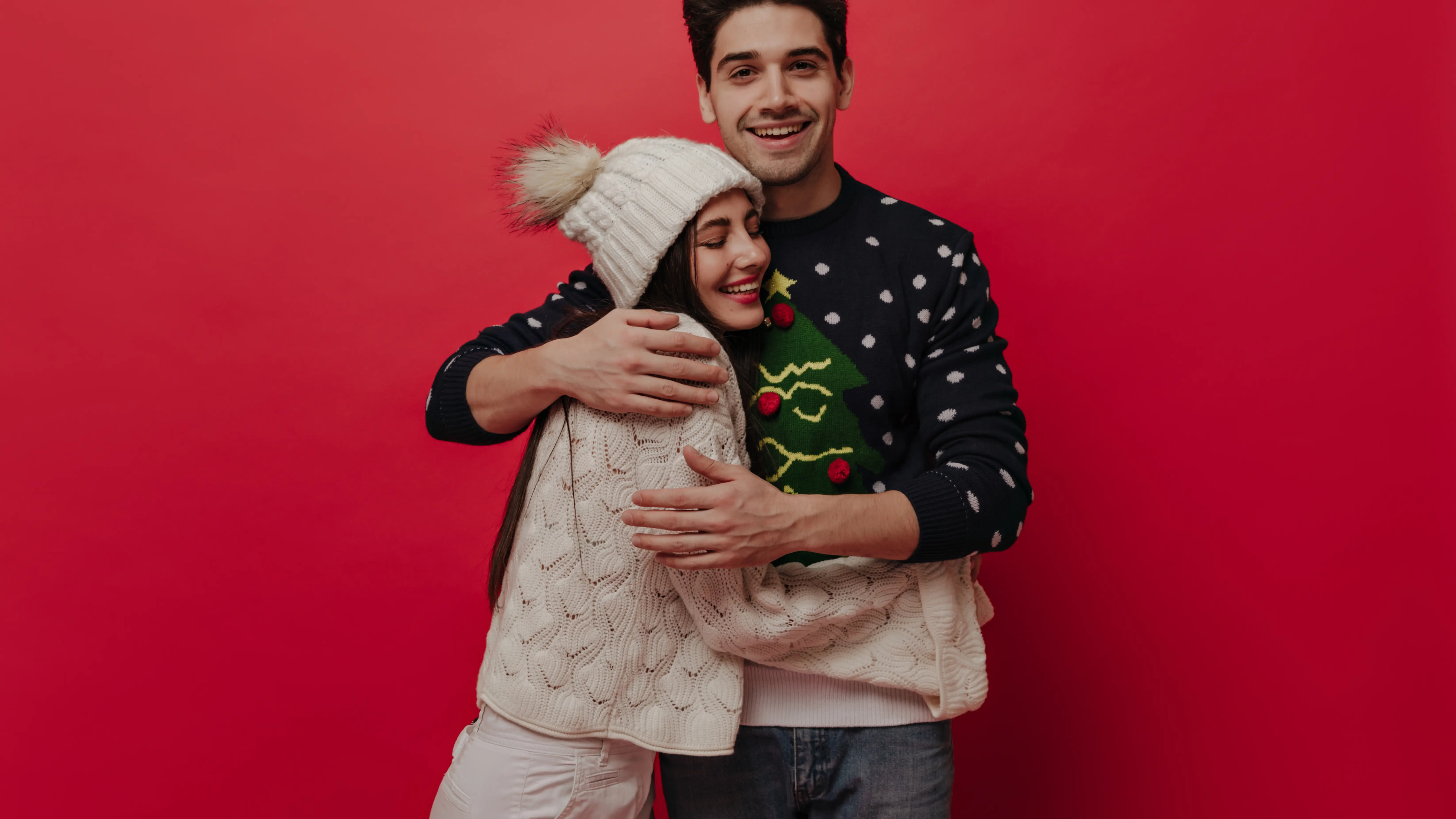 Una pareja con jersey navideño Una pareja con jersey navideño