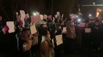 Protesta con folios blancos