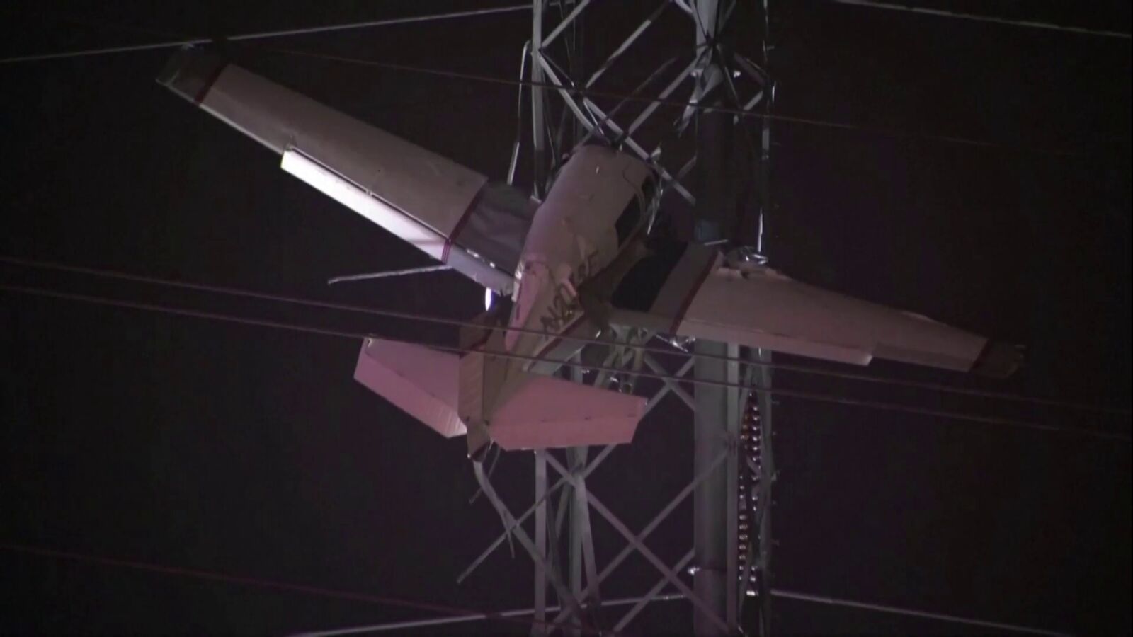 Una avioneta se estrella contra una torre eléctrica y deja sin luz cerca de 90.000 hogares