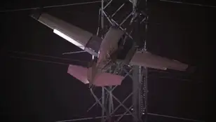 Avioneta se estrella en torre eléctrica 