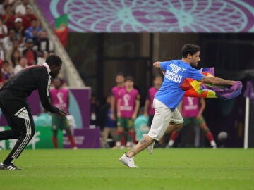 Mario Ferri salta al campo en el Portugal - Uruguay del Mundial de Qatar