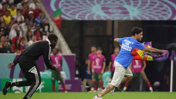 Mario Ferri salta al campo en el Portugal - Uruguay del Mundial de Qatar