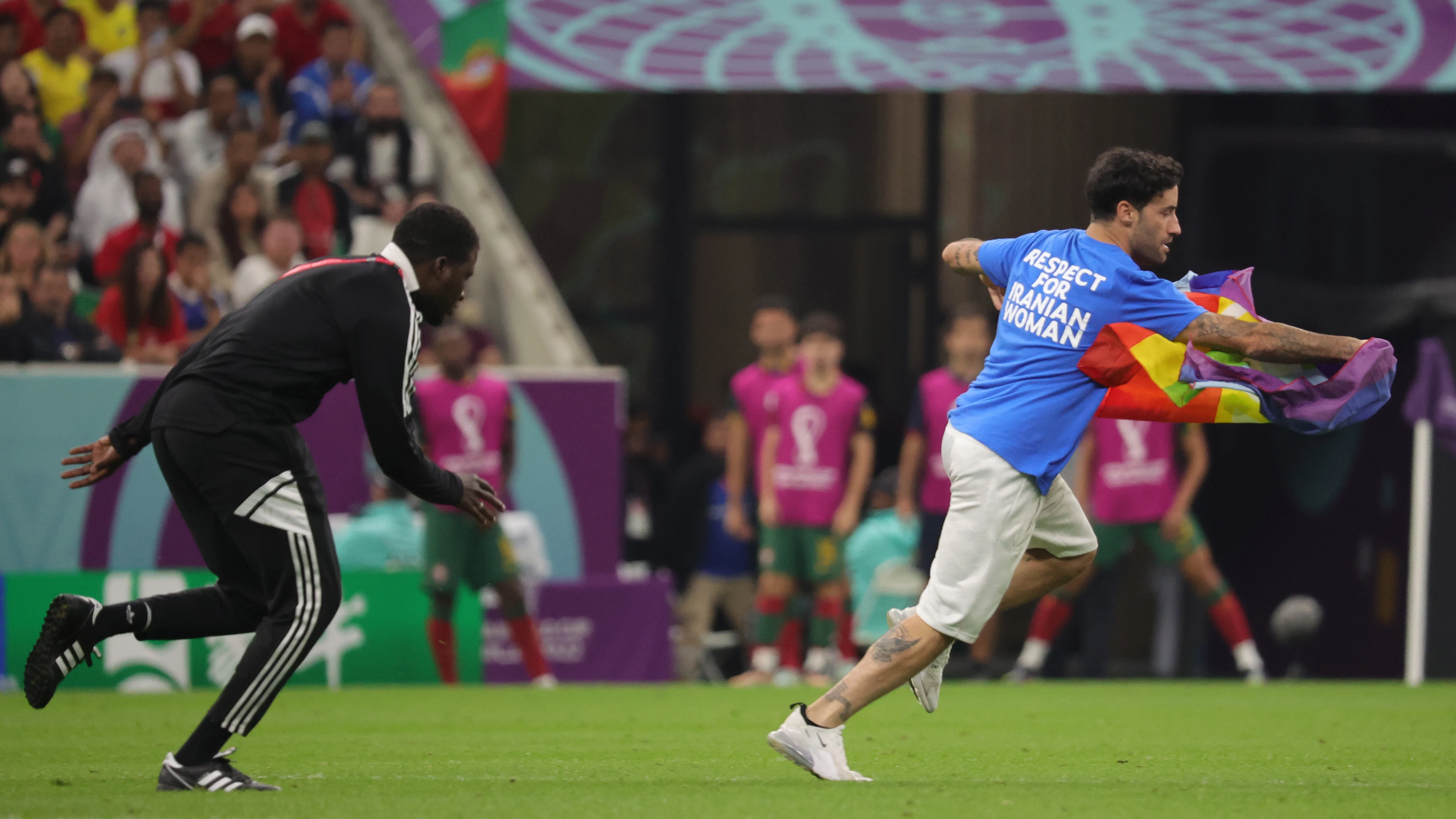 Mario Ferri salta al campo en el Portugal - Uruguay del Mundial de Qatar Mario Ferri salta al campo en el Portugal - Uruguay del Mundial de Qatar