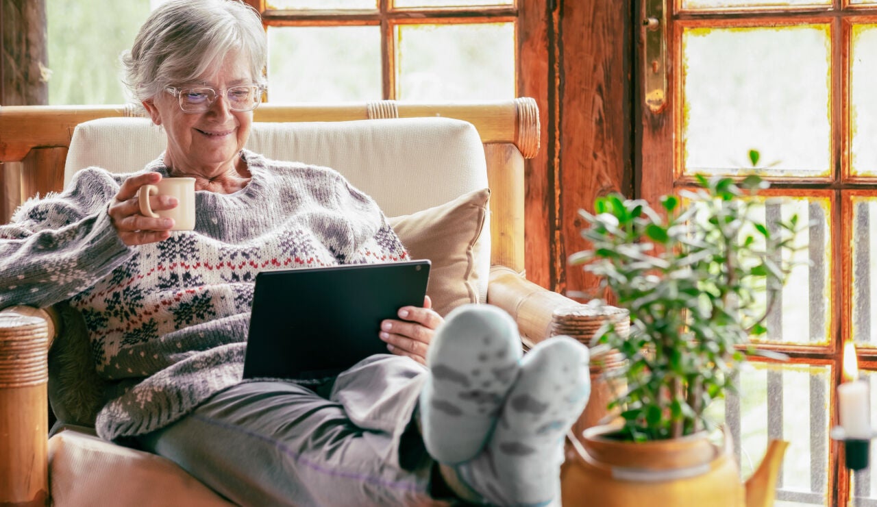 Señora mayor viendo una tablet