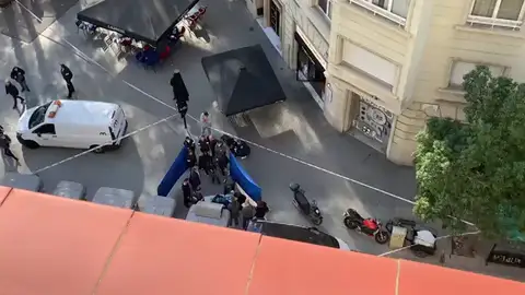 VÍDEO: Encuentran el cadáver de una persona dentro de una maleta en un contenedor en Barcelona VÍDEO: Encuentran el cadáver de una persona dentro de una maleta en un contenedor en Barcelona