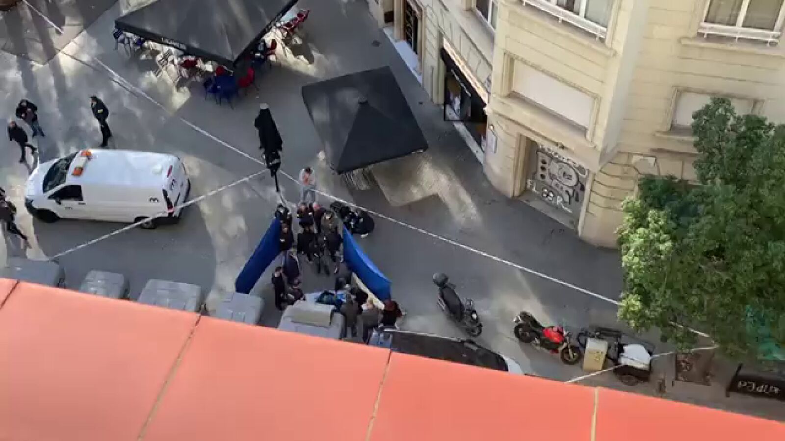 Encuentran un cadáver mutilado dentro de una maleta en un contenedor en Barcelona