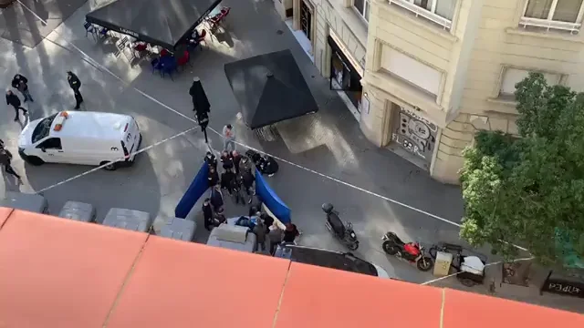 VÍDEO: Encuentran el cadáver de una persona dentro de una maleta en un contenedor en Barcelona VÍDEO: Encuentran el cadáver de una persona dentro de una maleta en un contenedor en Barcelona