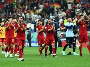 Los jugadores de España aplauden al público tras el partido ante Alemania