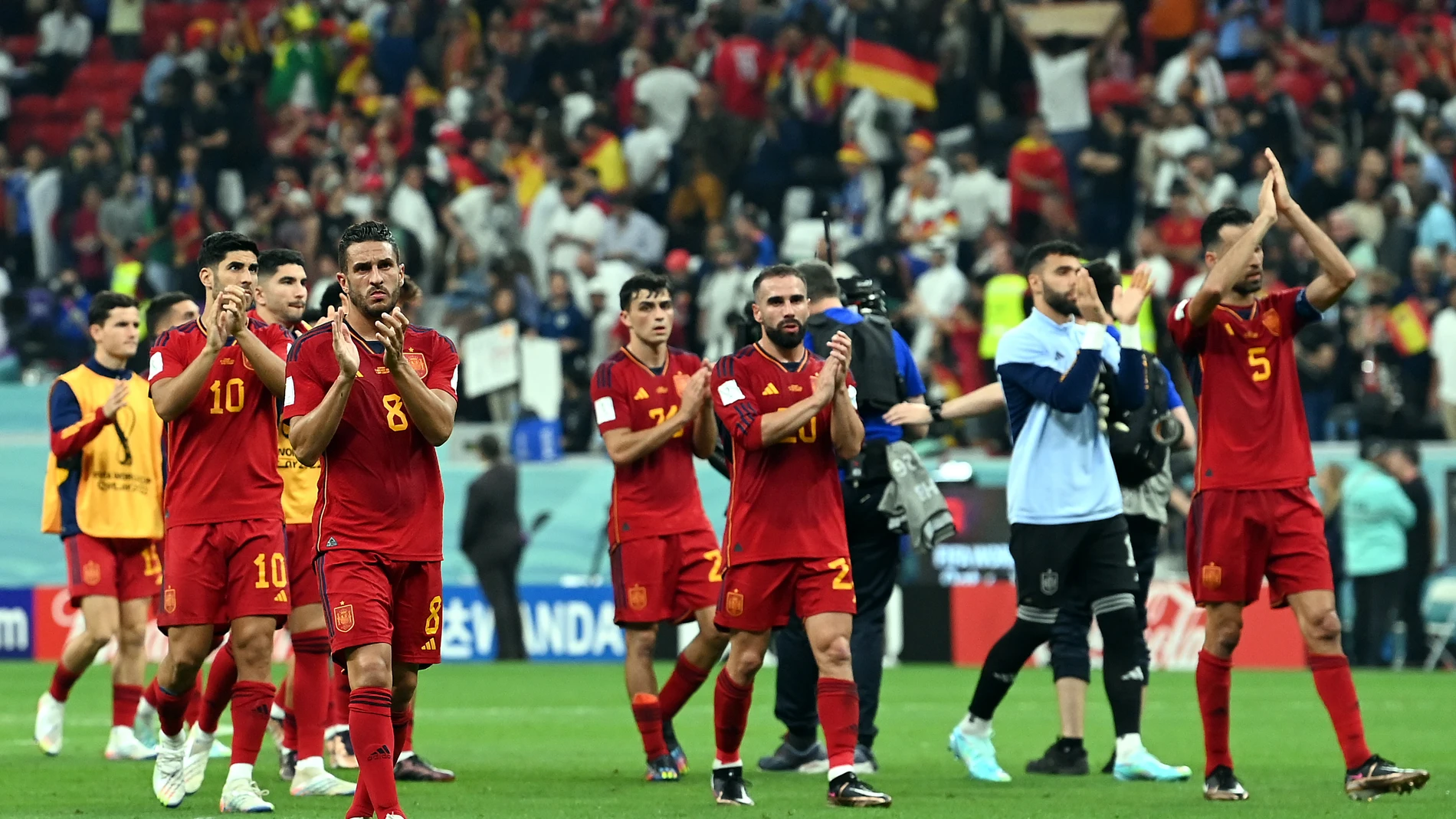Los jugadores de España aplauden al público tras el partido ante Alemania