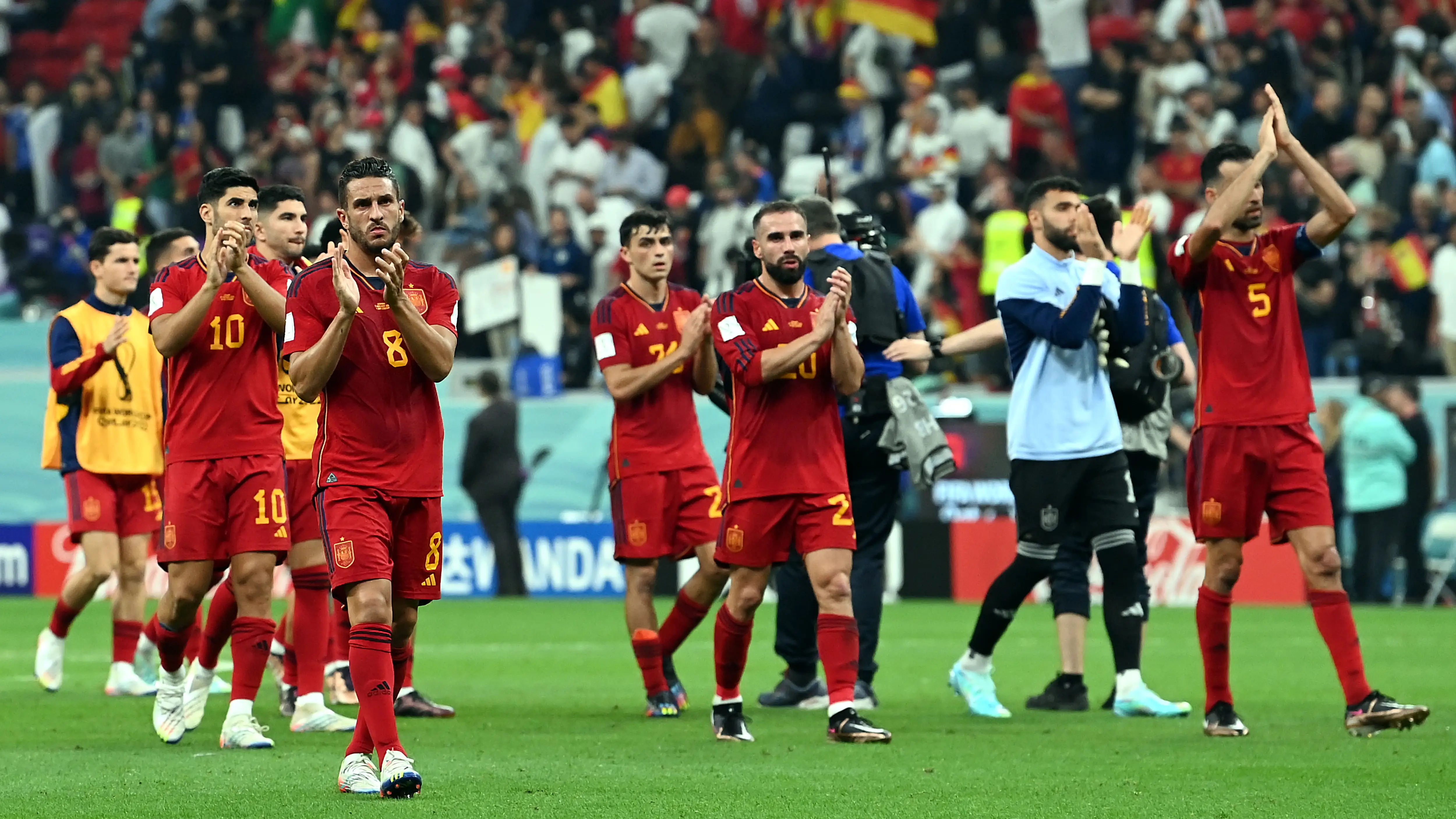 Los jugadores de España aplauden al público tras el partido ante Alemania Los jugadores de España aplauden al público tras el partido ante Alemania