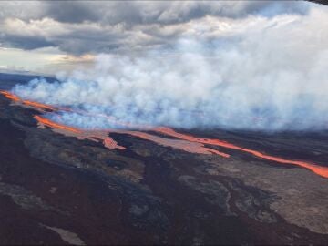 Entra en erupción en Hawái el volcán activo más grande del mundo