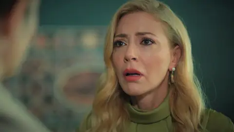 En el último capítulo de 'Hermanos': La inesperada alianza entre Nebahat y Suzan para acabar para siempre con Akif Atakul En el último capítulo de 'Hermanos': La inesperada alianza entre Nebahat y Suzan para acabar para siempre con Akif Atakul