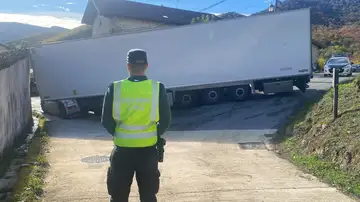 El camión atrapado en un pueblo de Navarra