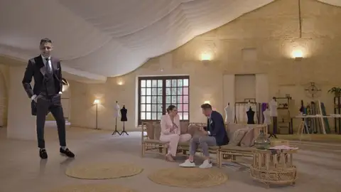 Joaquín Sánchez justifica su look en la boda de Sergio Ramos y Pilar Rubio: “A mí me dieron para el pelo, pero yo iba de categoría” Joaquín Sánchez justifica su look en la boda de Sergio Ramos y Pilar Rubio: “A mí me dieron para el pelo, pero yo iba de categoría”