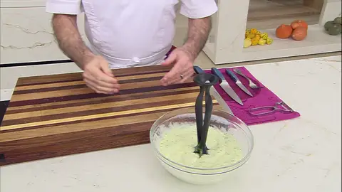 Agrega un poco de puré de perejil picado, salpimienta, y mezcla bien Agrega un poco de puré de perejil picado, salpimienta, y mezcla bien