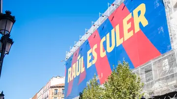 Lona del Barça en Madrid con el 'Raúl es culer'