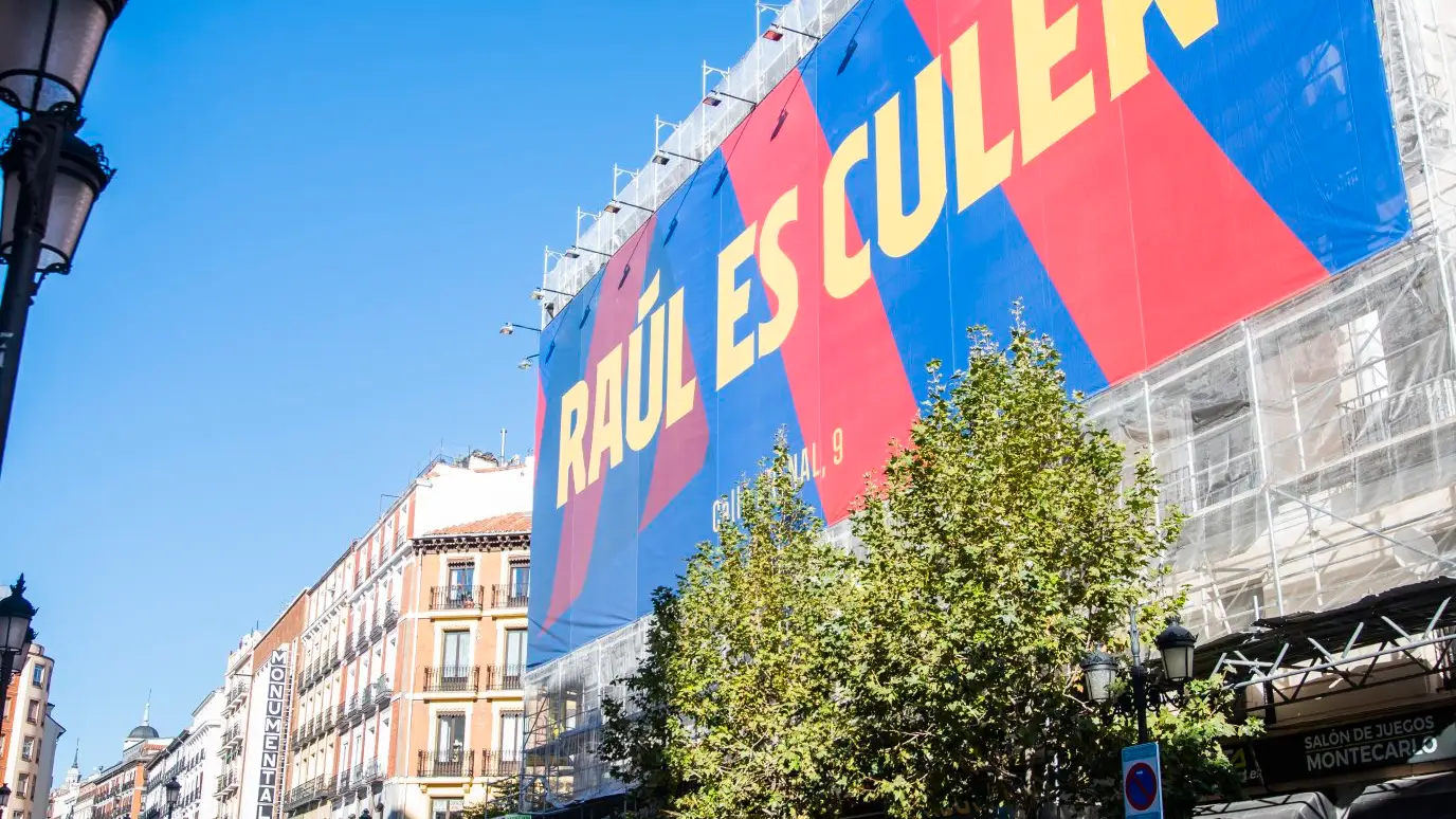Lona del Barça en Madrid con el 'Raúl es culer' Lona del Barça en Madrid con el 'Raúl es culer'