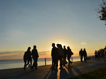 Familias y parejas paseando al atardecer. Familias y parejas paseando al atardecer.
