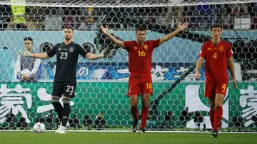  Jugadores de España reaccionan hoy ante uno de los goles de Japón