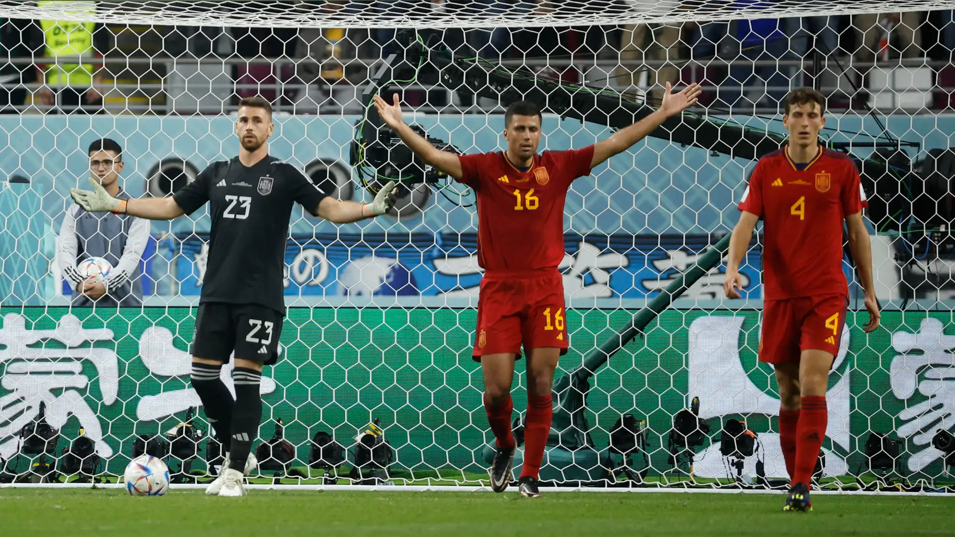 Jugadores de España reaccionan hoy ante uno de los goles de Japón Jugadores de España reaccionan hoy ante uno de los goles de Japón