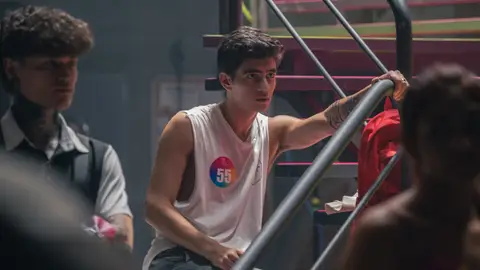 Quique González es Omar en 'UPA Next' Quique González es Omar en 'UPA Next'