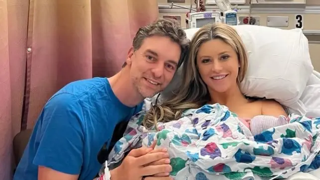 Pau Gasol, con su mujer y su segundo hijo Pau Gasol, con su mujer y su segundo hijo