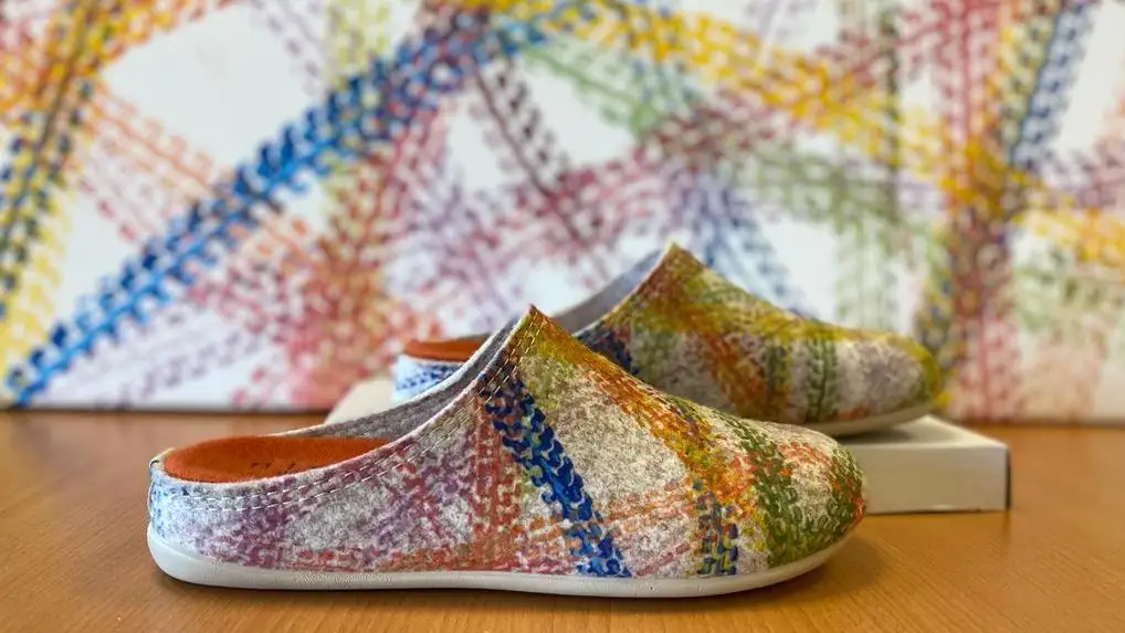 Las zapatillas solidarias con marcas de sillas de ruedas Las zapatillas solidarias con marcas de sillas de ruedas