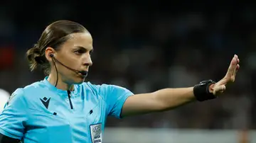 La árbitra francesa Stéphanie Frapparen, en un partido La árbitra francesa Stéphanie Frapparen, en un partido
