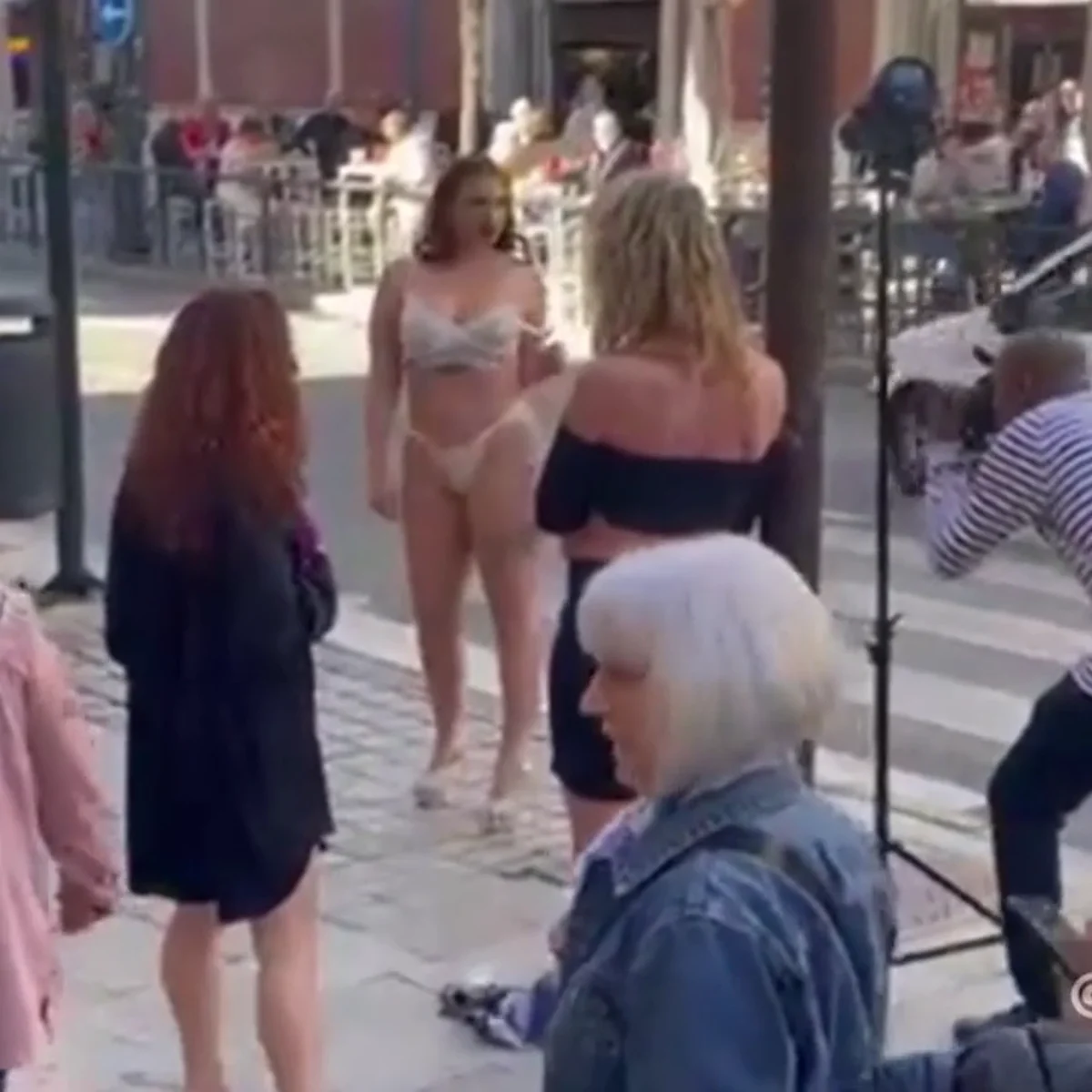 Polémica en Málaga por una sesión de fotos de modelos semidesnudas en plena  calle