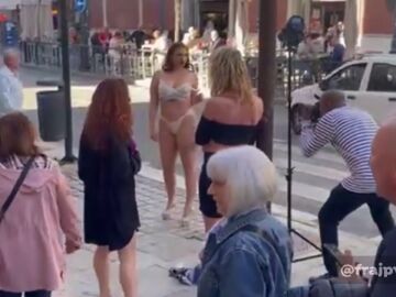 Polémica en Málaga por una sesión de fotos de modelos semidesnudas en plena calle